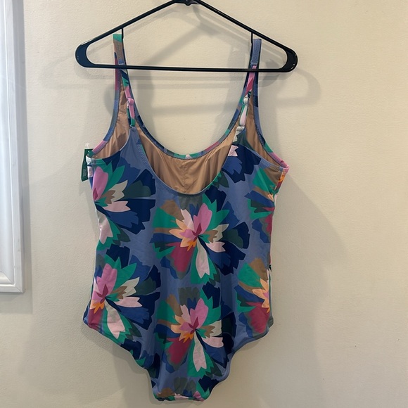 NWT GAP Woman’s Scoop Neck Swimsuit - Picture 2 of 8